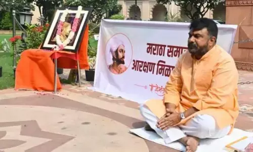 मराठा आरक्षण के लिए सांसद हेमंत पाटील अनशन पर बैठे मराठा आरक्षण के लिए सांसद हेमंत पाटील अनशन पर बैठे