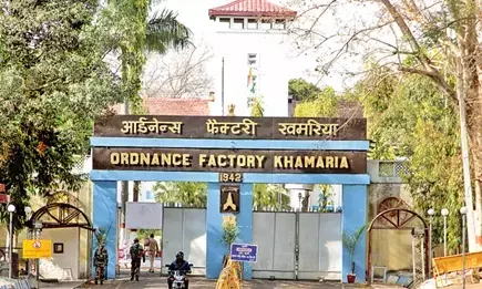 आयुध डिपो में बम धमाके से हड़कंप, आयुध कर्मी के हाथ के चीथड़े उड़े आयुध डिपो में बम धमाके से हड़कंप, आयुध कर्मी के हाथ के चीथड़े उड़े