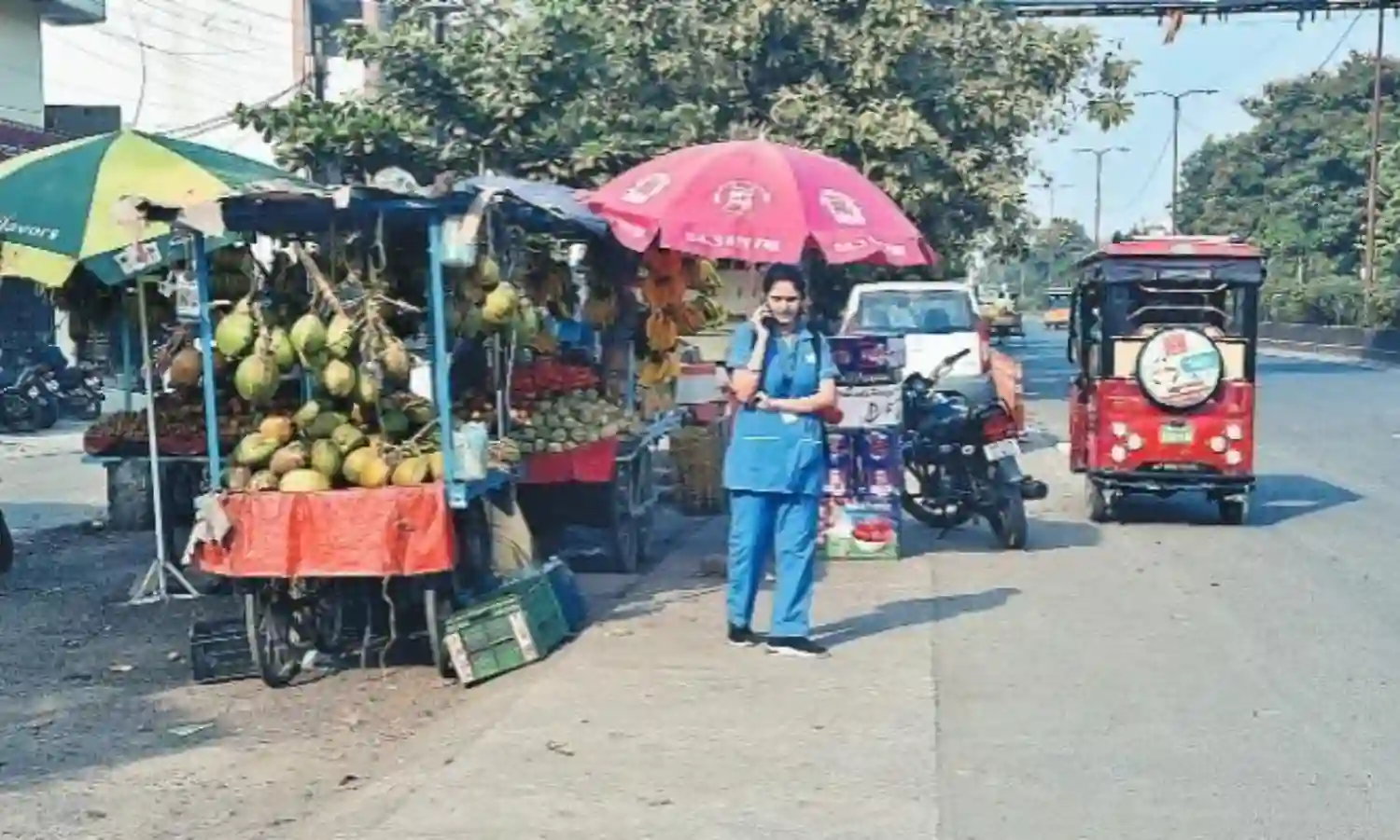 विजय नगर की सड़कों पर कब्जों की होड़, कहीं जमी गुमटियाँ तो कहीं हाथ ठेले बन रहे मुसीबत