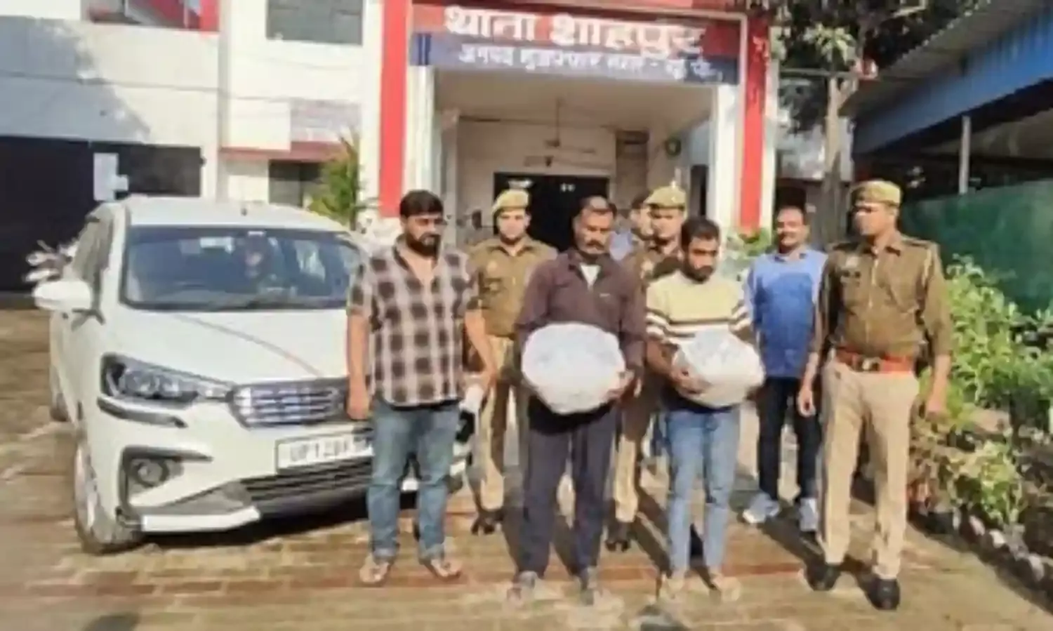 10 किलोग्राम चरस के साथ तीन तस्कर गिरफ्तार