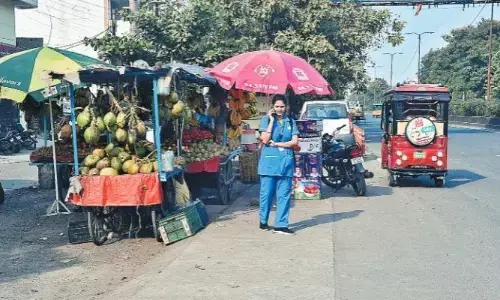 विजय नगर की सड़कों पर कब्जों की होड़, कहीं जमी गुमटियाँ तो कहीं हाथ ठेले बन रहे मुसीबत विजय नगर की सड़कों पर कब्जों की होड़, कहीं जमी गुमटियाँ तो कहीं हाथ ठेले बन रहे मुसीबत