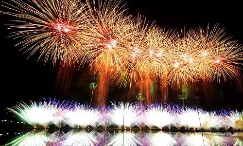 ल्यूयांग में रंगारंग आतिशबाजी देखने का स्वागत