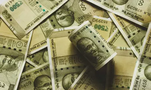मुश्किल दौर से गुजर रहा भारतीय रूपया मुश्किल दौर से गुजर रहा भारतीय रूपया