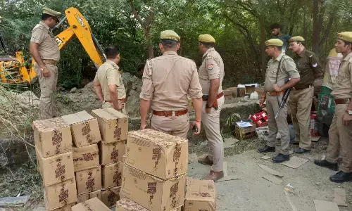 कोर्ट के आदेश पर 35 लाख की 3,934 लीटर अवैध शराब किया गया नष्ट कोर्ट के आदेश पर 35 लाख की 3,934 लीटर अवैध शराब किया गया नष्ट