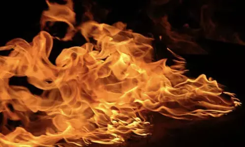 घर में आग लगने से महिला की मौत, तीन घायल