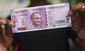 2,000 नोट बदलने के लिए आरबीआई कार्यालय के बाहर लंबी कतार