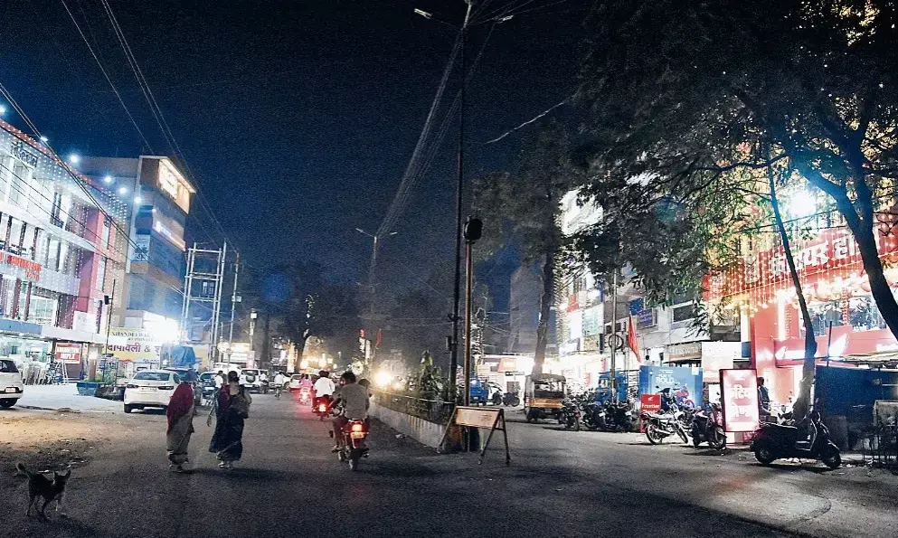 रोशनी के पर्व के पहले सड़कों पर छाया अंधेरा