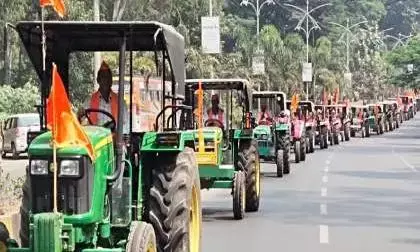 कोल्हापुर में तीन घंटे तक हाइवे जाम, लगे सांसद लापता के बोर्ड, सातारा में निकली ट्रैक्टर रैली