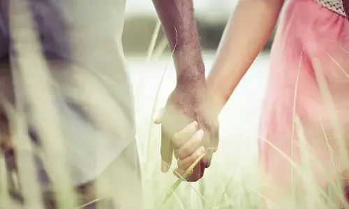 पत्नी को मोबाइल गिफ्ट देना पड़ा भारी, प्रेमी के साथ हुई फरार