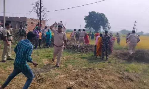 झारखंड के गढ़वा में जमीन पर कब्जा कराने गई पुलिस और ग्रामीणों में संघर्ष, मजिस्ट्रेट सहित 11 घायल