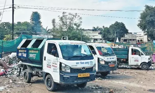 दीपावली की सफाई शुरू, कॉलोनियों में नहीं पहुँच रही कचरा गाड़ी, लोग परेशान दीपावली की सफाई शुरू, कॉलोनियों में नहीं पहुँच रही कचरा गाड़ी, लोग परेशान