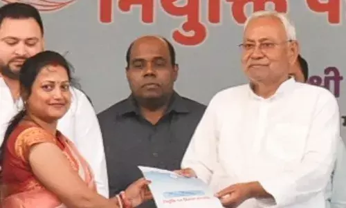 नीतीश-तेजस्वी ने शिक्षकों को दिए नियुक्ति पत्र, बिहार में 1.20 लाख लोगों को सौंपा गया लेटर