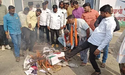 धाराशिव में प्रशासन की ओर से दिया कुनबी प्रमाण पत्र जलाया धाराशिव में प्रशासन की ओर से दिया कुनबी प्रमाण पत्र जलाया
