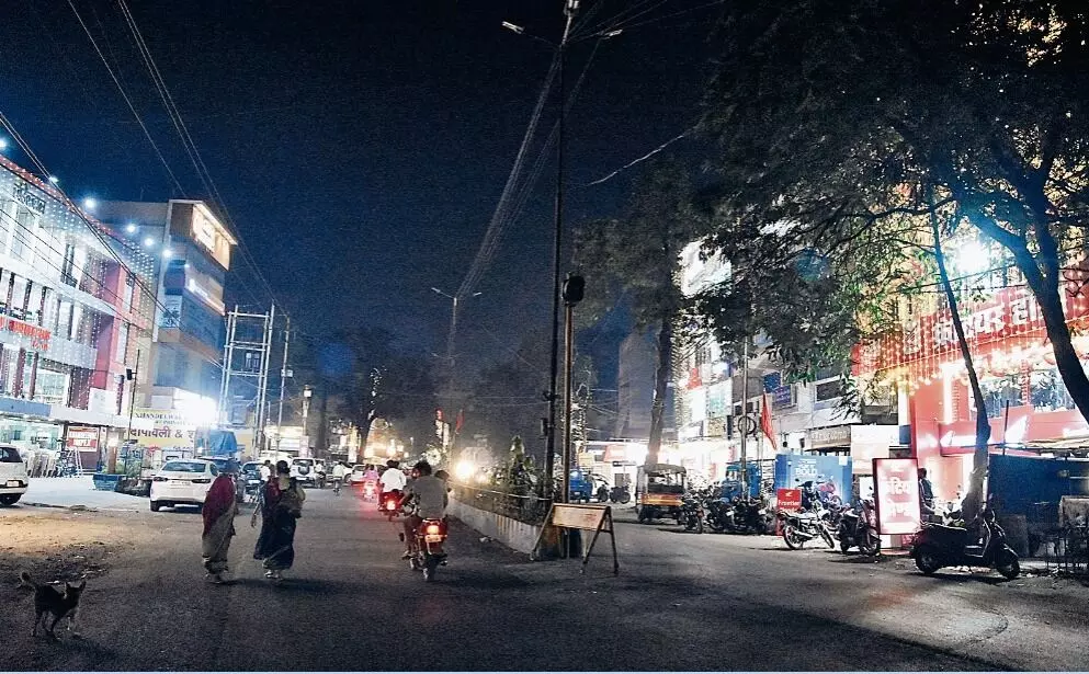 रोशनी के पर्व के पहले सड़कों पर छाया अंधेरा रोशनी के पर्व के पहले सड़कों पर छाया अंधेरा