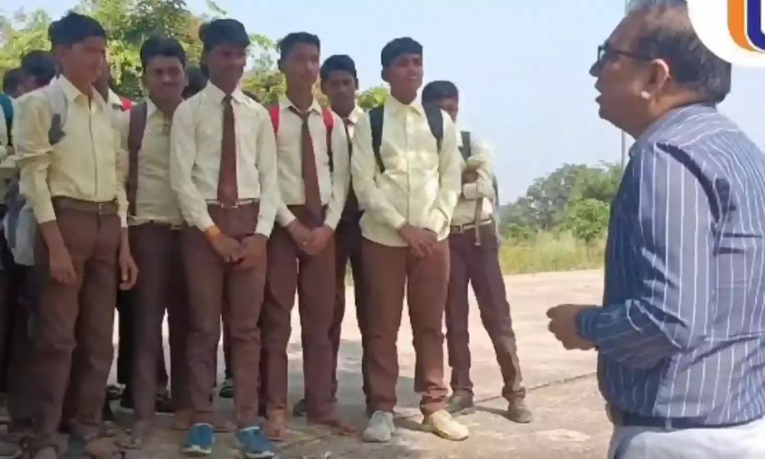 उत्कृष्ट विद्यालय छात्रावास के वार्डन को कलेक्टर ने किया निलंबित