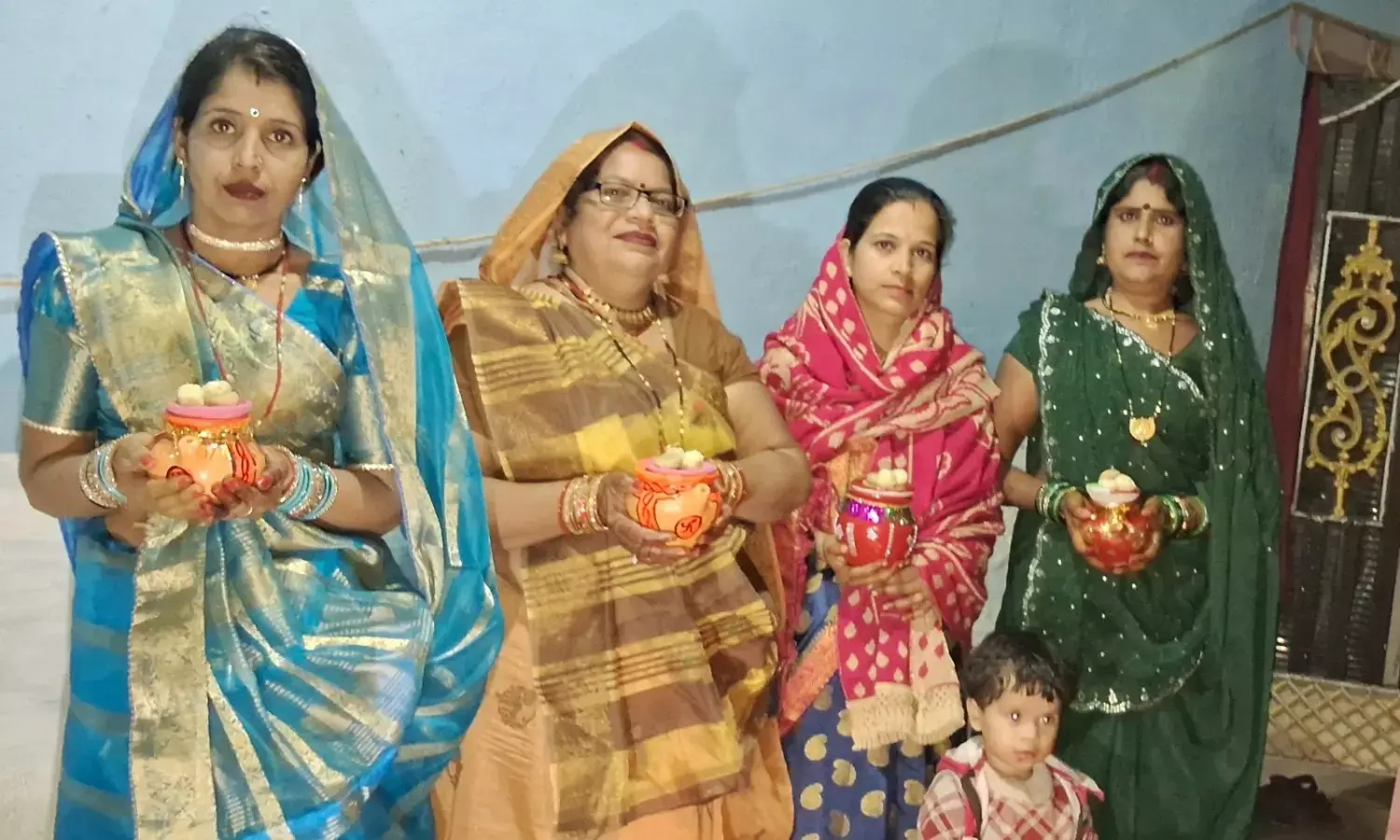 करवाचौथ पर महिला ने रखा व्रत, विधि-विधान से किया पूजन