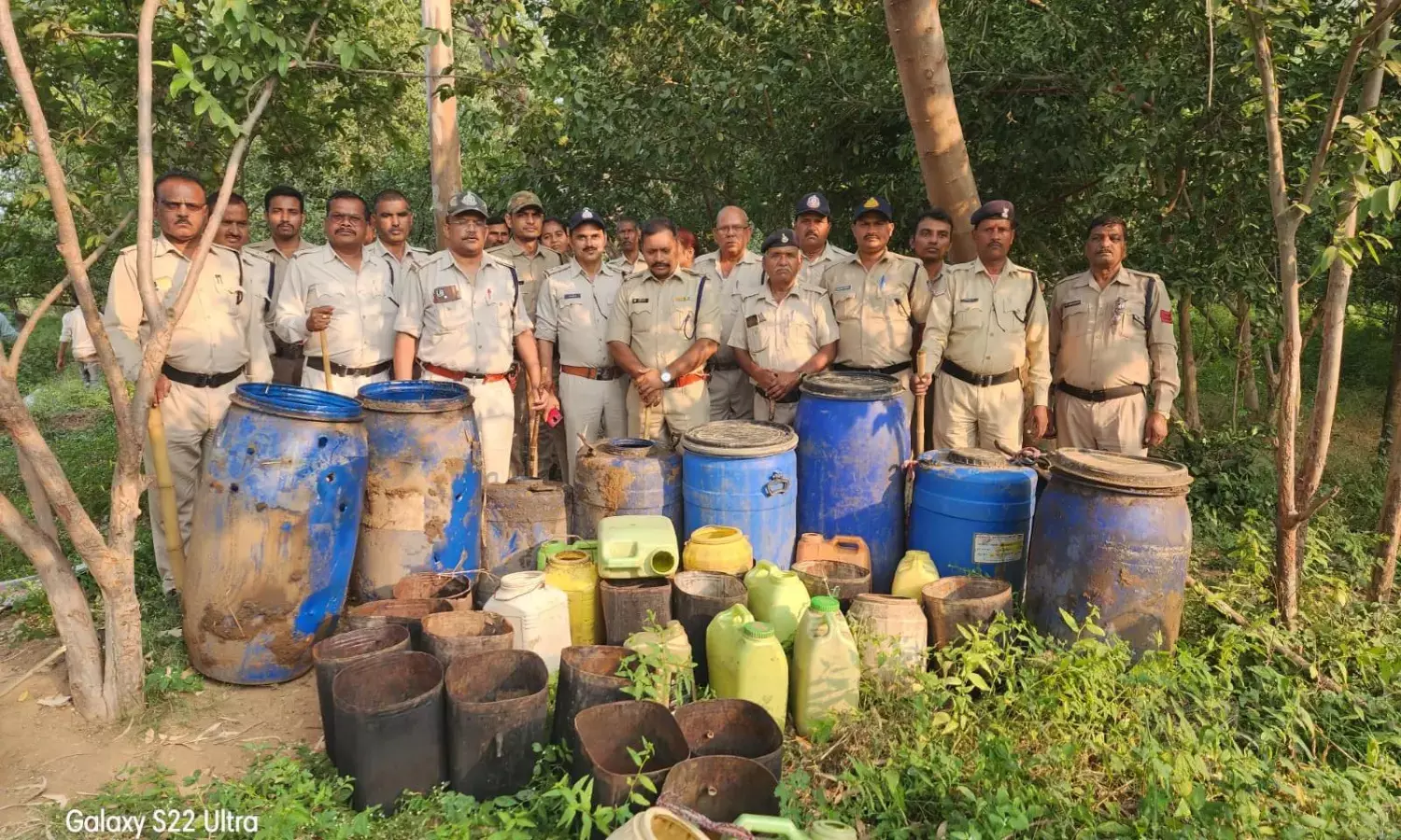 नशे पर आबकारी की बड़ी चोट, दो नदियों के घाट से जब्त किया 21 लाख का महुआ लाहन