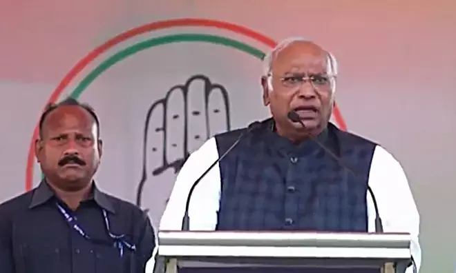 मोदी ने गाली देने और झूठ बोलने का कारखाना खोला : खड़गे