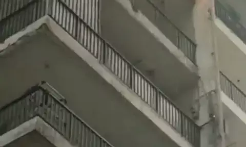 नौवें फ्लोर के फ्लैट की बालकनी में लगी भीषण आग, फायर ब्रिगेड ने पाया काबू