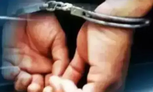 पुलिस ने त्रिशूल टैटू के आधार पर आरोपी को पकड़ा, फर्म में बदला लेने की भावना से की थी डकैती पुलिस ने त्रिशूल टैटू के आधार पर आरोपी को पकड़ा, फर्म में बदला लेने की भावना से की थी डकैती