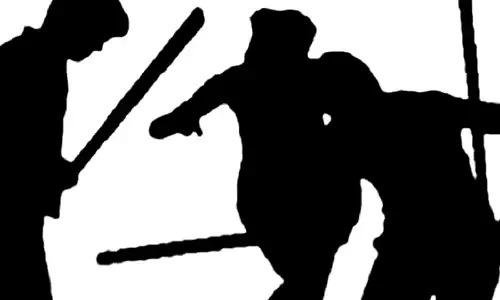 दिल्ली में स्कूली बच्चों के दो गुट आपस में भिड़े, एक घायल