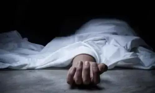 लावारिस सूटकेस से महिला का अधजला शव बरामद, पुलिस जांच में जुटी लावारिस सूटकेस से महिला का अधजला शव बरामद, पुलिस जांच में जुटी