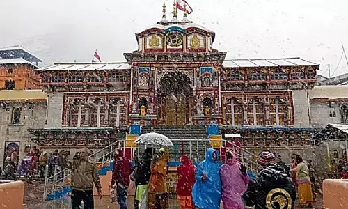 बद्रीनाथ धाम समेत उंचाई वाले इलाकों में हुई बर्फबारी