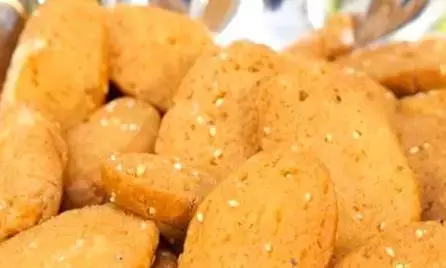 दीपावली पर मिलावटी मिठाई को कहें ना, घर पर ऐसे बनाएं खजूर मीठी मठरी