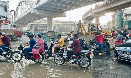 रानीताल चौक पर पाइप लाइन फूटी, सप्लाई ठप