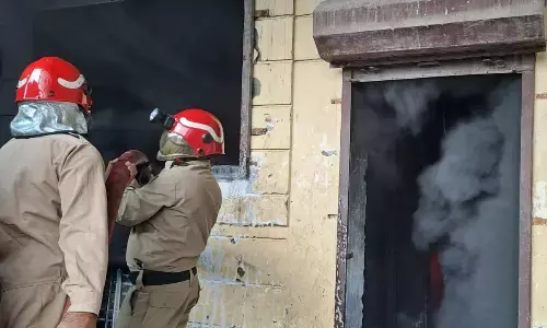 दिल्ली की फैक्ट्री में भीषण आग, दमकल की 20 गाड़ियां मौके पर