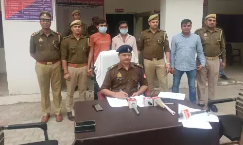 पड़ोसी की निर्मम हत्या करने वाले 2 गिरफ्तार, मृतक की पत्नी से थे अवैध संबंध, मारपीट के बाद आरोपी ने लिया था बदला पड़ोसी की निर्मम हत्या करने वाले 2 गिरफ्तार, मृतक की पत्नी से थे अवैध संबंध, मारपीट के बाद आरोपी ने लिया था बदला