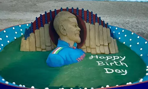 सुदर्शन पटनायक ने रेत पर आकृति बनाकर विराट कोहली को जन्मदिन की बधाई दी सुदर्शन पटनायक ने रेत पर आकृति बनाकर विराट कोहली को जन्मदिन की बधाई दी