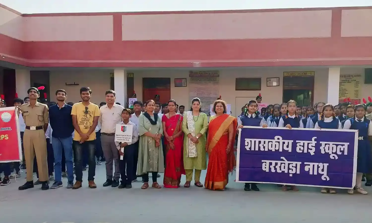एमसीयू की एनसीसी टीम ने बरखेड़ा नाथू के शासकीय हाई स्कूल में स्वच्छता कार्यशाला का आयोजन किया