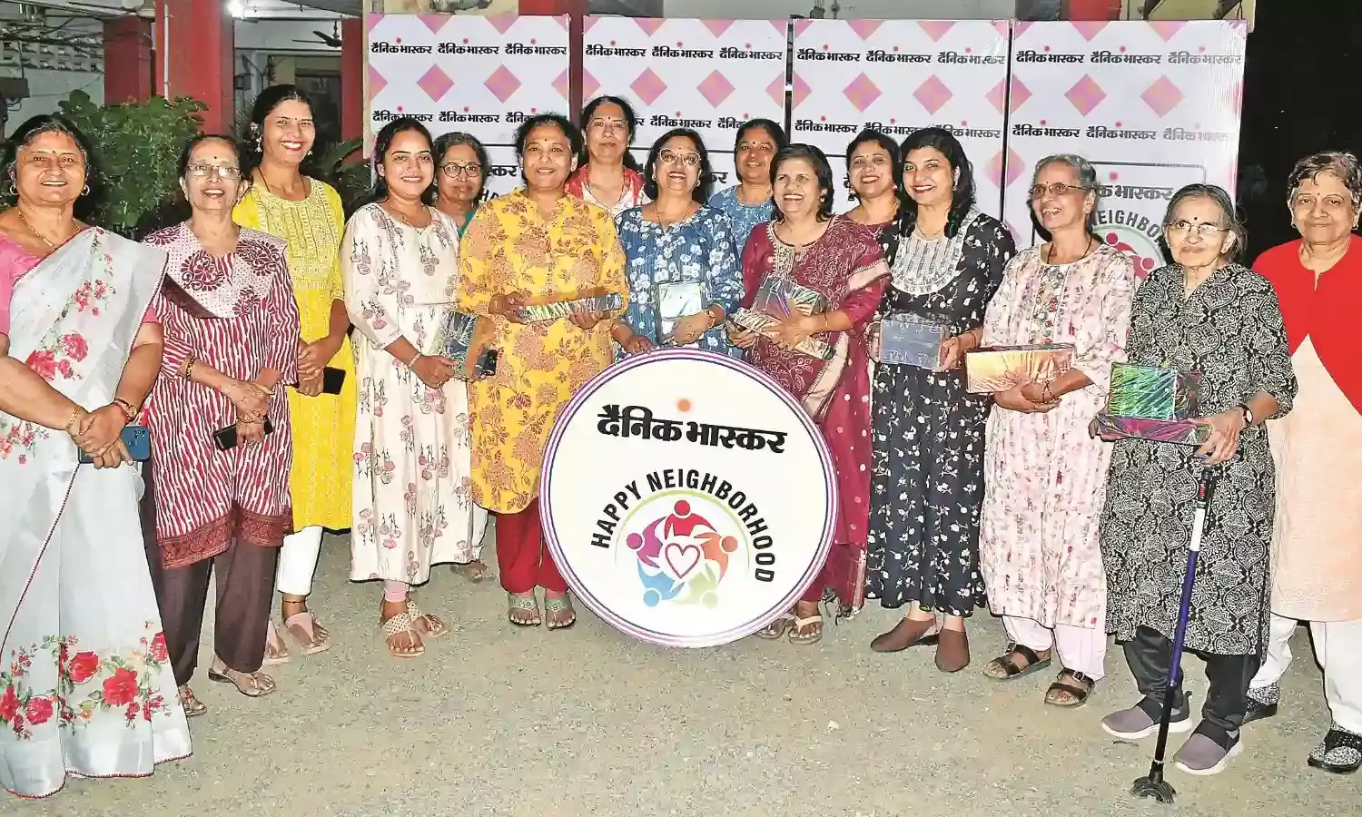 पड़ोसियों के साथ बढ़ी पहचान, साझा कीं खुशिया