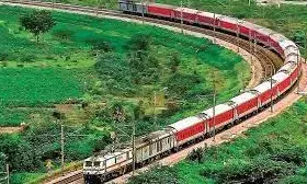 मुंबई लाइन की ट्रेनों पर हो रहा पथराव