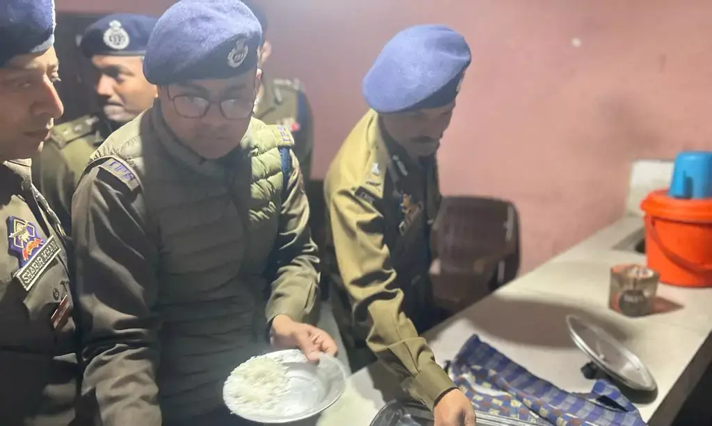 जम्मू-कश्मीर के डीजीपी ने कुलगाम का दौरा किया, पुलिसकर्मियों के साथ किया भोजन