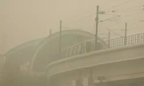 दिल्ली एक्यूआई 410 के साथ गंभीर श्रेणी में गैस चैंबर बनी हुई है दिल्ली एक्यूआई 410 के साथ गंभीर श्रेणी में गैस चैंबर बनी हुई है