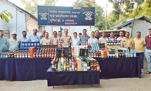 छापामार कार्रवाई में लाखों रुपए की वाइन जब्त