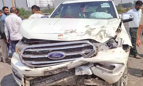 गड़चिरोली के सांसद नेते की कार दुर्घटनाग्रस्त