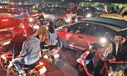 बाजारों में उमड़ रही भीड़, लग रहा जाम - यातायात विभाग का दावा