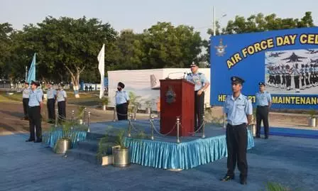 लेफ्टिनेंट जनरल वायुसेना नगर पहुंचे, बाढ़ के दौरान मदद कार्य की सराहना की लेफ्टिनेंट जनरल वायुसेना नगर पहुंचे, बाढ़ के दौरान मदद कार्य की सराहना की