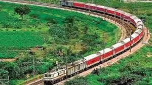 मुंबई लाइन की ट्रेनों पर हो रहा पथराव मुंबई लाइन की ट्रेनों पर हो रहा पथराव