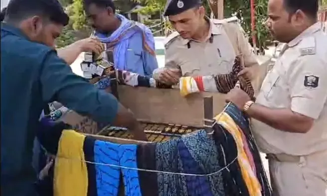 फेरीवाला कपड़ा बेचने की आड़ में बेच रहा था शराब, गिरफ्तार
