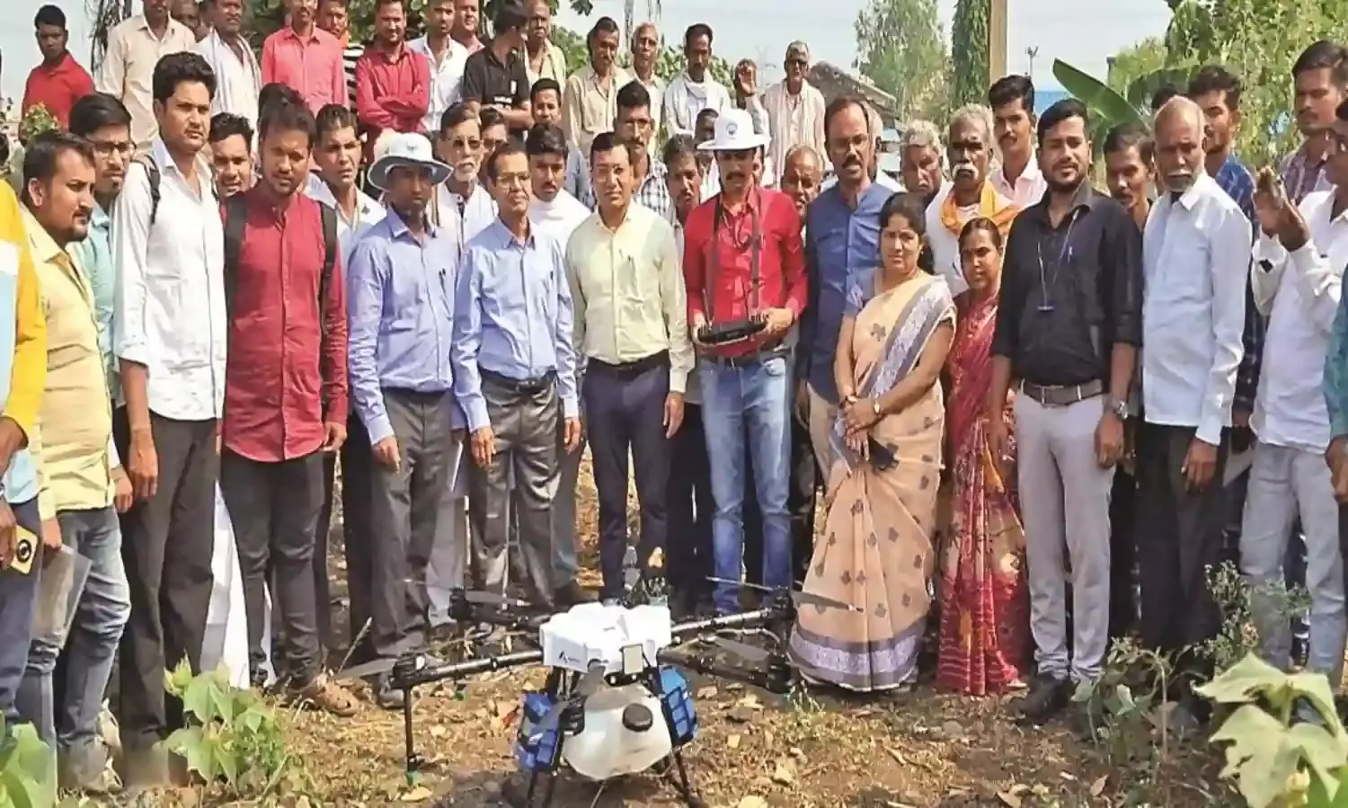 कपास की फसल पर ड्रोन से कीटनाशक छिड़काव