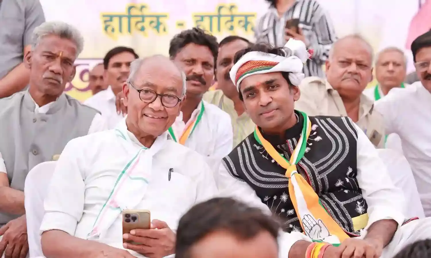 झाबुआ विधानसभा क्षेत्र के कुंदनपुर में मैं विशाल जनसभा में दिग्विजय सिह का कांग्रेस प्रत्याक्षी डा विक्रांत भूरिया के पक्ष मै सम्बोधन
