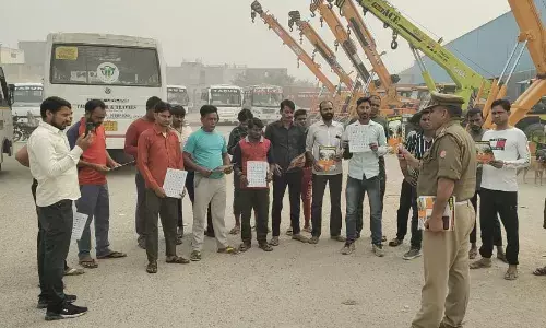 ट्रैफिक माह : नोएडा पुलिस ने काटे 3,591 चालान; ट्रक और ऑटो चालकों को किया जागरूक