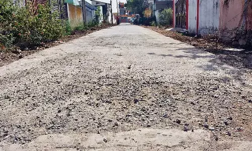 बनते ही सीमेंट सड़क पर आने लगीं दरारें, बाशिंदे हैरान