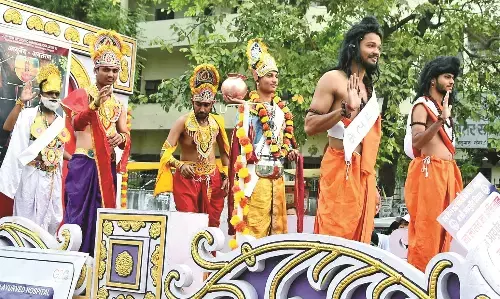 इस वर्ष की थीम है हर दिन हर किसी के लिए आयुर्वेद