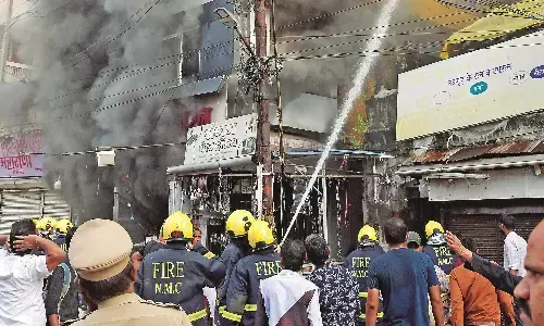 दुकान में भीषण आग, महिला-बच्ची को बचाया