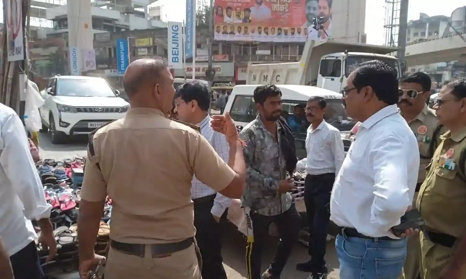 अतिक्रमण दस्ते को हॉकर्स ने घेरा, धक्का-मुक्की